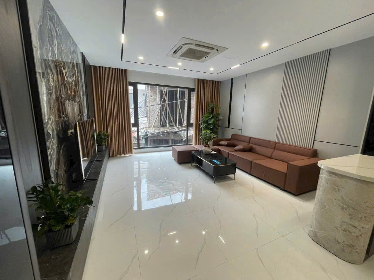 SIÊU PHẨM THẠCH BÀN NHÀ DÂN XÂY CHÁC CHẮN 5 TẦNG- NỞ HẬU TÀI LỘC-NỘI THẤT CƠ BẢN